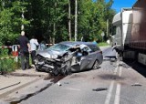 Wypadek auta osobowego i ciężarowego w Budzowie na DW956. Są ranni