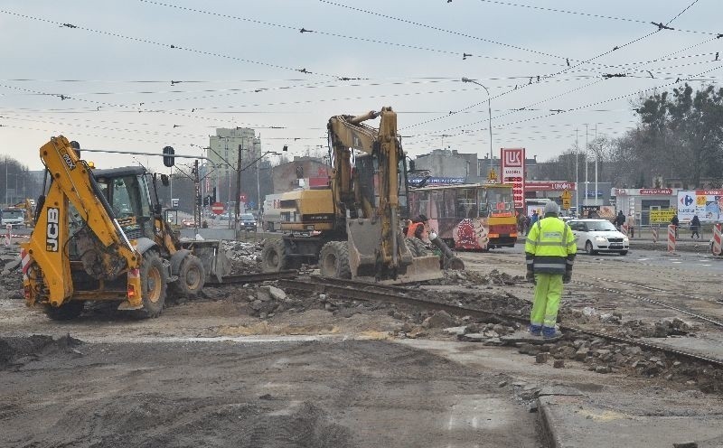 Na najważniejszym skrzyżowaniu w Łodzi włączyli światła i znowu są korki [zdjęcia]