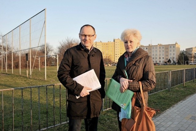 - Nie protestujemy przeciwko zabudowie działki, ale przeciwko jej proponowanej formie - mówią mieszkańcy osiedla Pobitno.