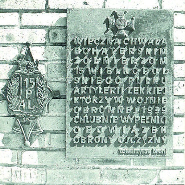 Tablica pamiątkowa w koszarach przy ul. Gdańskiej 147.