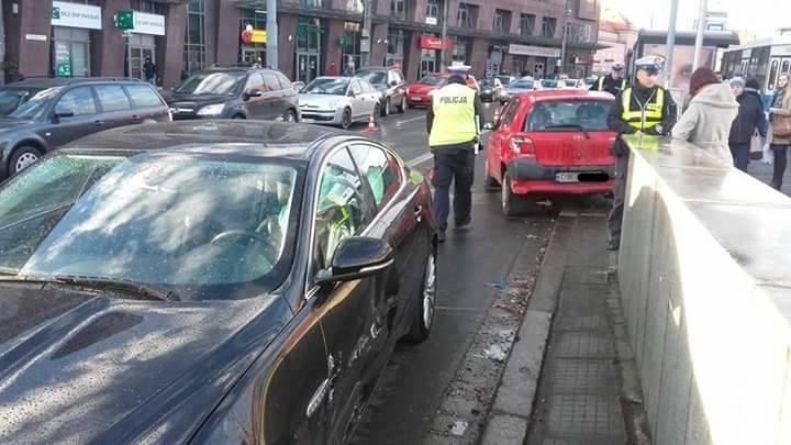 Wypadek koło Galerii Dominikańskiej. Samochód wjechał w przystanek, są ranni