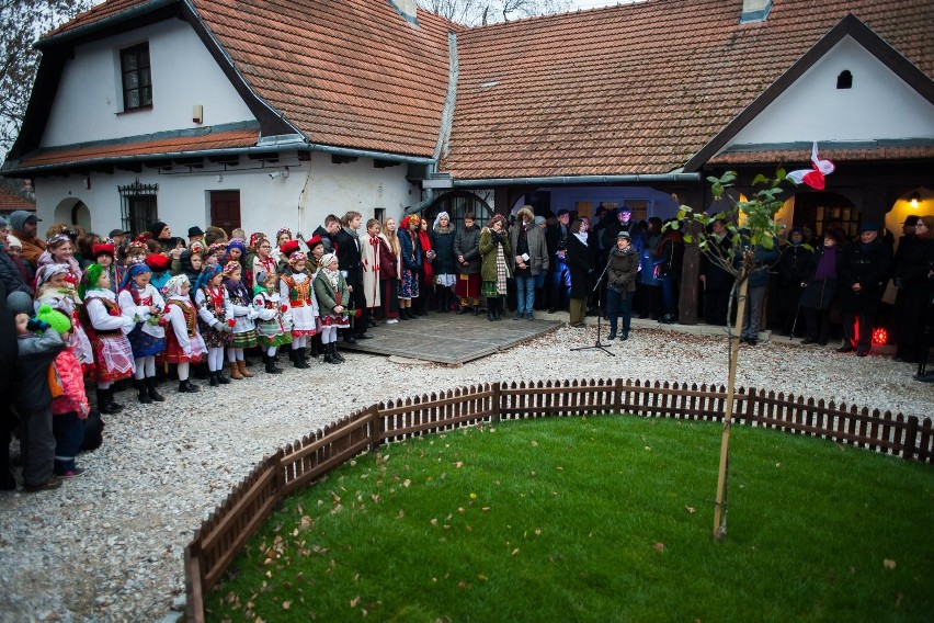 Coroczne osadzanie chochoła przed Rydlówką w Bronowicach [GALERIA]