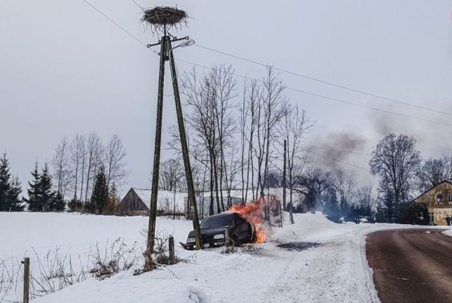 We wtorek 22 stycznia br. doszło do pożaru samochodu osobowego w miejscowości Grabnik, gm. Stare Juchy.Zdjęcia dzięki uprzejmości Ratownictwo Powiatu Ełckiego