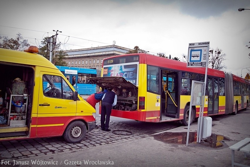 Wrocław: Zepsuty autobus MPK pod urzędem wojewódzkim (FOTO)