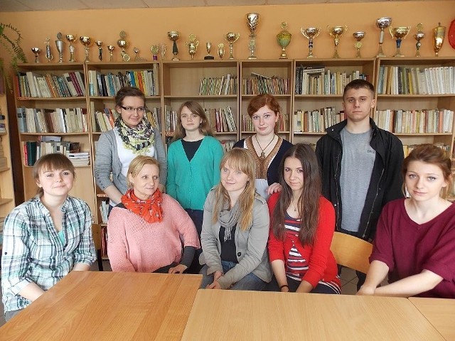 Z częścią uczestników wycieczki do Viadriny i ich opiekunką Bogumiłą Heinecke spotkaliśmy się w bibliotece szkolnej LO w Nowej Soli.
