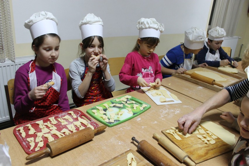 Dzieci z Tarnowca w gminie Lubsza smażą faworki.