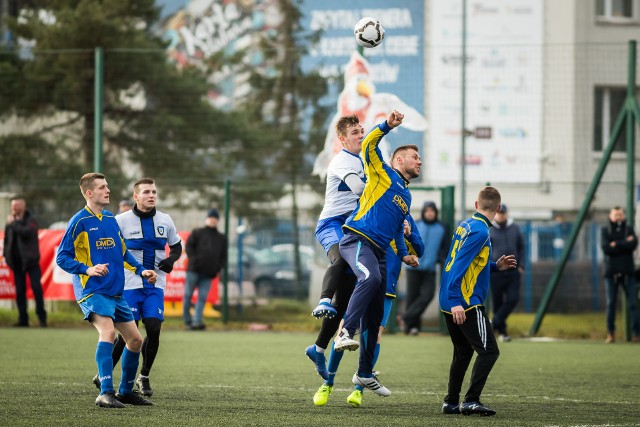 Czwartoligowy Zawisza Bydgoszcz rozgromił w sparingu Zjednoczonych Piotrków Kujawski 10:0 (7:0). Pięć goli dla niebiesko-czarnych strzelił Patryk Straszewski, dwa trafienia dodał Patryk Kozłowski, jednego gola zaliczył Piekuś, jedną bramkę zdobył zawodnik testowany, było też trafienie samobójcze. Na kolejnych stronach zdjęcia ze sparingu