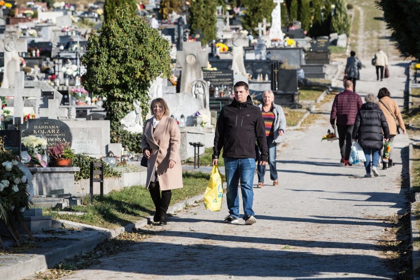 Niedziela na cmentarzu w Pińczowie. Kwestowali dla hospicjum w Kielcach [ZDJĘCIA]