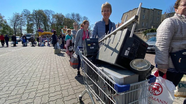 Kolejka osób chcących wymienić odpady na vouchery lub bilety ustawiła się już przed rozpoczęciem akcji.