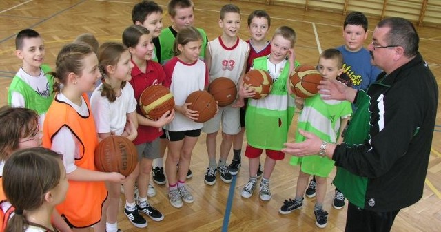 Roman Letki: - Prawie wszystkie dzieci chcą brać udział w meczach i zawodach.