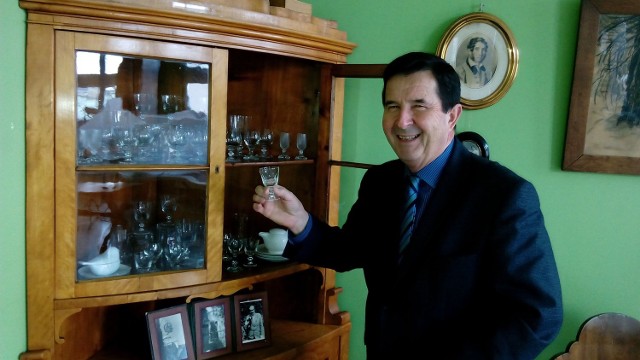 Piotr Maciej Przypkowski, dyrektor muzeum prezentuje część eksponatów, które muzeum otrzymało w spadku.