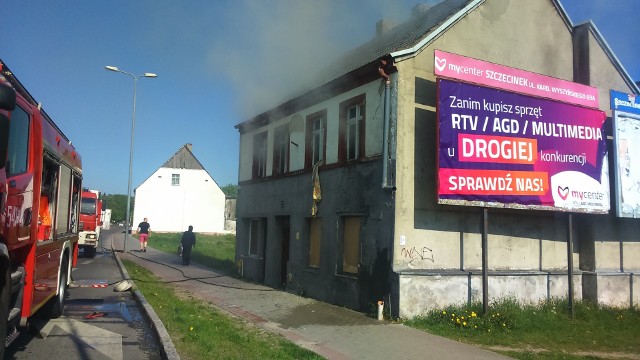 W czwartek popołudniu w Szczecinku przy ul. Lipowej doszło do pożaru. Ogień pojawił się w opuszczonej kamienicy. Ruch na ulicy został zablokowany. Zobacz także: Karambol w Szczecinku. Zderzyły się cztery auta.