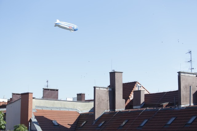 Zeppelin nad Śląskiem! Mieszkańcy zadzierają głowy i przecierają oczy ze zdumienia. Katowice, Chorzów, Muchowiec.Zobacz kolejne zdjęcia. Przesuwaj zdjęcia w prawo - naciśnij strzałkę lub przycisk NASTĘPNE