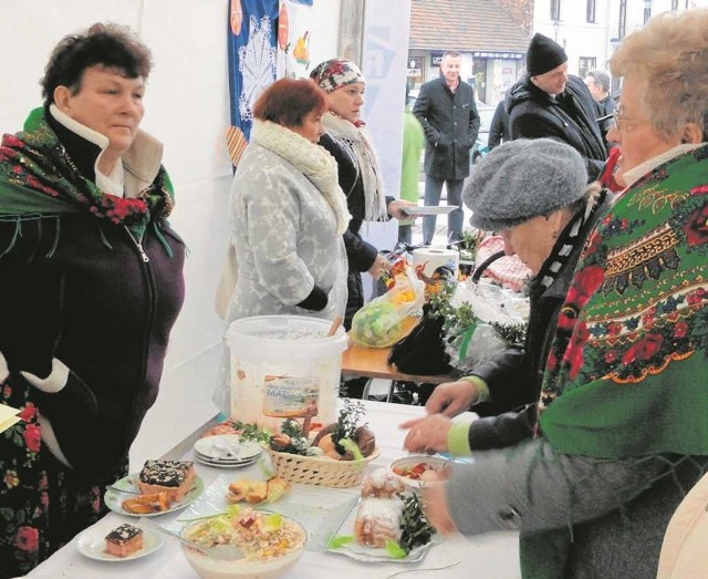 Panie z Paczółtowic częstowały mazurkiem z masą barwioną burakami.