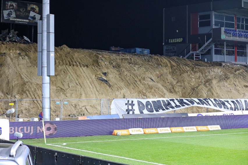 Na koronie nowego stadionu Pogoni Szczecin rozbierane są...