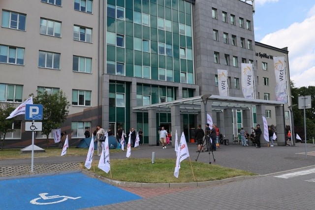 Przed siedzibą Jastrzębskiej Spółki Węglowej protestują związkowcy Sierpnia 80, domagając się spotkania z prezesem JSW Tomaszem Cudnym