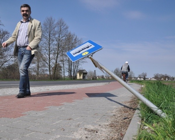 - Wandalom nie oparł się przystanek autobusowy - mówi Robert Sadowski z UG w Dobrzeniu Wlk.