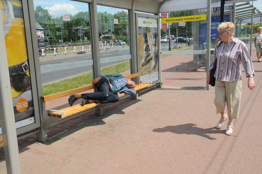 Na widok osób wyglądających na pijane krakowianie...