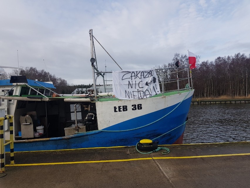 W Łebie protestowali rybacy i przetwórcy. Domagają się wypłaty rekompensat w związku z zakazem połowu dorsza [zdjęcia, wideo]