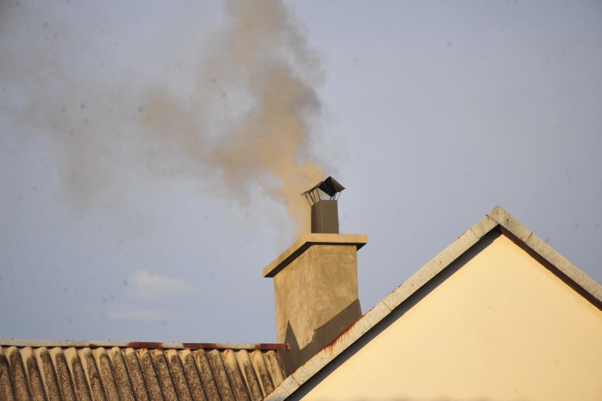 Od nowego roku zakaz węgla, kominków i starych aut? Nieprawda! Co zmienia Program Ochrony Powietrza dla Małopolski? Pytania i odpowiedzi 