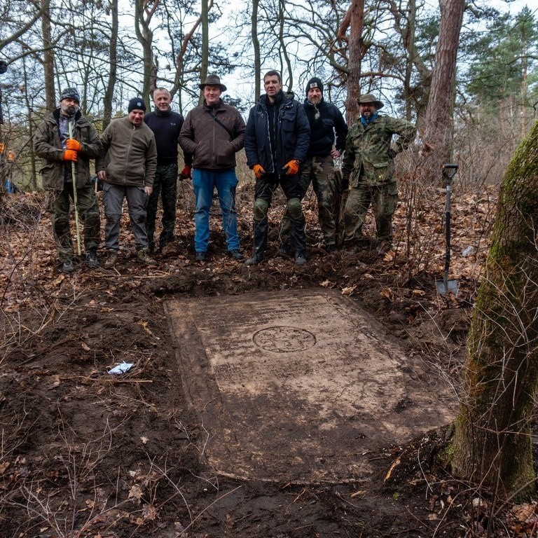 Sensacyjne odkrycie w Dąbiu. Znaleziono płytę z XVII wieku należącą do znanego szczecińskiego ludwisarza