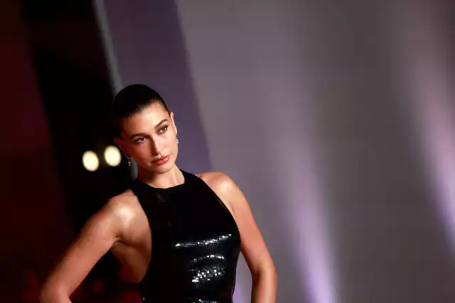 Hailey Bieber to gwiazda, którą inspirują się kobiety na całym świecie. Celebrytka wyznacza trendy w każdej dziedzinie. Warto podglądać co na siebie zakłada, jak się czesze oraz jak maluje paznokcie.