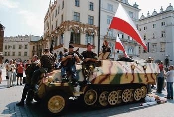 1 sierpnia na Rynku Głównym pojawi się powstańczy oddział i niemiecki transporter opancerzony z czasów wojny Fot. Paweł Stachnik