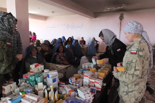 Żołnierze ze Świętoszowa uczestniczą w akcji pomocy humanitarnej w Afganistanie.