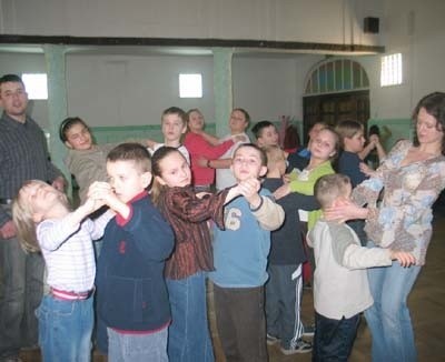 Na zajęcia taneczne przychodzi mnóstwo dzieci. Zanim zaczną szaleć na parkiecie, pani Justyna i jej maż Tomasz uczą je prawidłowej postawy.