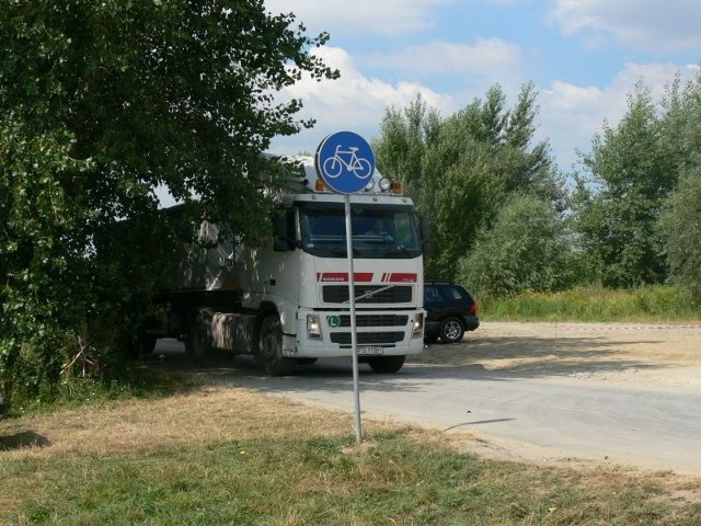 Budowa ścieżki rowerowej umożliwiającej dojazd do Jeziora Tarnobrzeskiego jest konieczna, ponieważ dziś rowerzyści korzystają z drogi opaskowej, na której można zobaczyć także ciężki sprzęt.