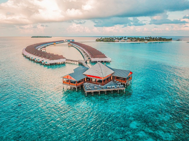 Wiele wysp na Malediwach stanowi prywatną własność. Stoją na nich hotele, kurorty i osiedla domków gościnnych, w których mogą zatrzymywać się turyści. Malediwy słyną z domków, które są tak naprawdę luksusowymi willami. Stoją albo na plaży, albo na palach bezpośrednio nad wodami Oceanu Indyjskiego.