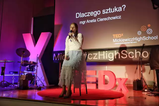 VIII Liceum Ogólnokształcące im. Adama Mickiewicza w Poznaniu po kilku latach przerwy zorganizowało 2. edycję TEDx-a. 14 marca szkołę ożywiły prelekcje, przeplatane popisami artystycznymi.