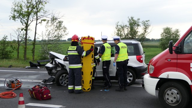 Dwóch Polaków, dwóch Niemców i Amerykanin zostało poszkodowanych w wypadku, do którego doszło w Górnym Grucznie na krajowej "piątce".Dwa samochody osobowe zderzyły się ok. godz. 16. Przyczyna wypadku nie jest jeszcze znana. Zbada ją policja.Tomasz Sadecki, po. rzecznika straży pożarnej w Świeciu: - To była czołówka na podwójnej ciągłej w pobliżu stacji CPN w Górnym Grucznie. Poszkodowanych zostało pięć osób: dwóch Polaków, dwóch Niemców i Amerykanin. Polacy, którzy jechali skodą yeti, zostali przetransportowani do szpitala w Świeciu. Amerykanin podróżujący wraz z  Niemcami volvo V 50 trafił do szpitala w Chełmnie.  Obywatelka Niemiec do Świecia, a najciężej ranny (jej rodak) został zabrany śmigłowcem do szpitala w Bydgoszczy. Ruch odbywał się wahadłowo przez Gruczno.  Trwa dochodzenie ws. przyczyn wypadku.Na miejscu pracowały cztery zastępy straży pożarnej: JRG Świecie, OSP Gruczno, OSP Wałdowo, OSP Pruszcz oraz pogotowie lotnicze.INFO Z POLSKI 1.06.2017 - przegląd najciekawszych informacji ostatnich dni w kraju