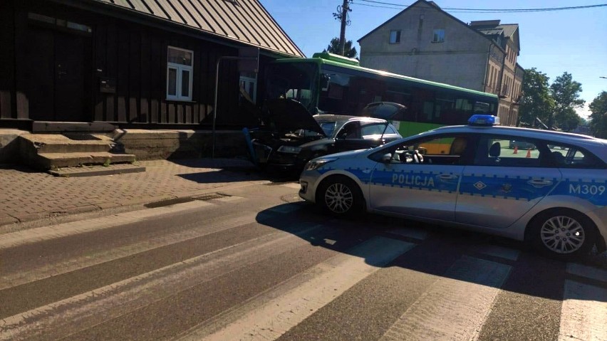 Karambol w Suwałkach. Autobus uderzył w dom, hydrant i VW po...