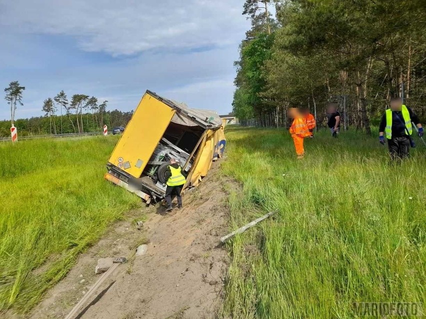 Ciężarówka wypadła z autostrady pod Opolem.