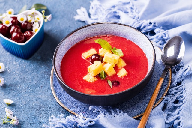 Zupa-chłodnik z wiśni to pomysł na letni obiad. Zobacz przepis.