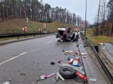 Wypadek w Gdyni. Na zjeździe z Obwodnicy Trójmiasta na Estakadę Kwiatkowskiego dachował samochód osobowy. ZDJĘCIA