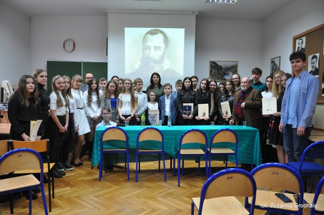 Wszyscy laureaci konkursu  VI Międzyszkolnego Konkursu Recytatorskiego „Od Jana Kochanowskiego do poety kresowego”.