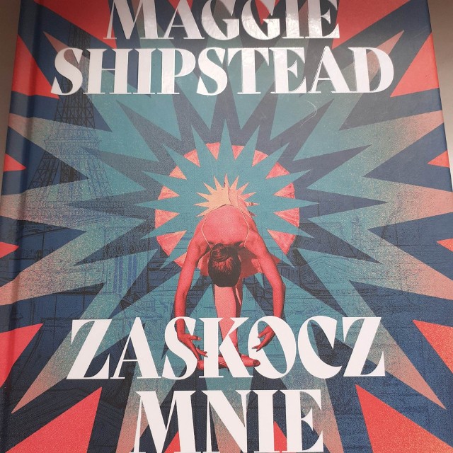 „Zaskocz mnie” jest literackim popisem finalistki Nagrody Brookera i autorki bestsellerów „New YorkTimesa”, Maggie Shipstead. Książka, bardzo elegancka formalnie, jest sceną temperamentu i emocji.