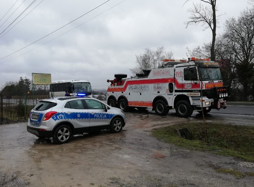 Busko: autobus z pękniętą szybą trafił na policyjny parking