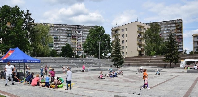 Plac Staffa w Skarżysku - Kamiennej jest dobitnym przykładem betonowania miasta. Miejski ogrodnik ma stworzyć nowa, przystającą do dzisiejszych czasów wizję zarządzania miejską zielenią.