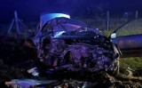 Makabryczny wypadek w Bikówku pod Grójcem. Samochód osobowy czołowo się zderzył z ciężarówką. Zobacz zdjęcia z miejsca zdarzenia