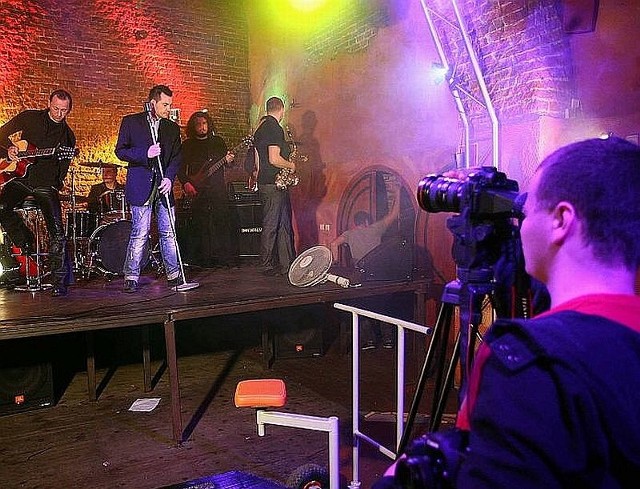 W środę w klubie Katakumby w Radomiu zaczęły się zdjęcia do teledysku utworu "Ci, co odeszli&#8221; Pawła Mosiołka.