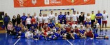 Wyjątkowy turniej w Sandomierzu. Grali młodzicy, ich rodzice oraz znane osoby na czele z burmistrzem [ZDJĘCIA]