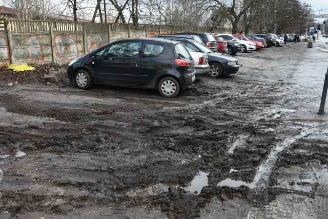 Ul. Tuwima przy skrzyżowaniu z ul. Targową. Po drugiej stronie ulicy jest Strefa Płatnego Parkowania.