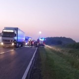 Potrącenie na obwodnicy Krzepic. 53-letni kierowca został potrącony, kiedy gasił pożar samochodu