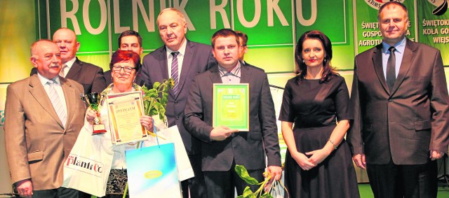 Laureaci i wręczający nagrody. Od lewej prezes Świętokrzyskiego Związku Rolników, Kółek i Organizacji Rolniczych Bogdan Żerniak, prezes koneckiej mleczarni Wiesław Stępień, przewodnicząca gospodyń z Rudki Bałtowskiej Teresa Piórkowska, z tyłu Wiktor Kamiński z biura europosła Czesława Siekierskiego, poseł Kazimierz Kotowski, rolnik Piotr Kwaśniak, poseł Marzena Okła - Drewnowicz, poseł Adam Cyrański.