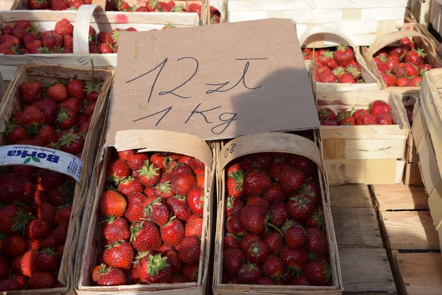 Na rzeszowskiej giełdzie samochodowej można kupić również owoce i warzywa. Sprawdziliśmy w jakich są cenach są m.in. truskawki, czereśnie i jabłka. Wiemy też jaka jest cena cebuli, ogórków i pomidorów.
