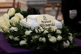 Pogrzeb Wojciecha Młynarskiego. Rodzina, przyjaciele i gwiazdy żegnają zmarłego artystę [WIDEO+ZDJĘCIA]