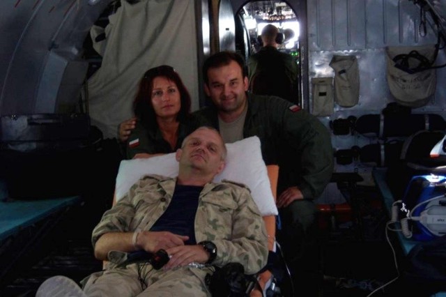Chorąży Kamilla Trusz, pielęgniarka anestezjologiczna oraz dr Jarosław Kostyła, szef Lotniczego Zespołu Medycznego, podczas ewakuacji rannego żołnierza z bazy Ramstein.
